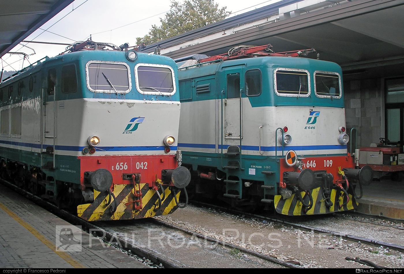FS Class E.656 - E656 042 operated by Trenitalia S.p.A. #caimano #classE656 #e656locomotive #ferroviedellostato #fs #fsClassE656 #fsitaliane #trenitalia #trenitaliaspa