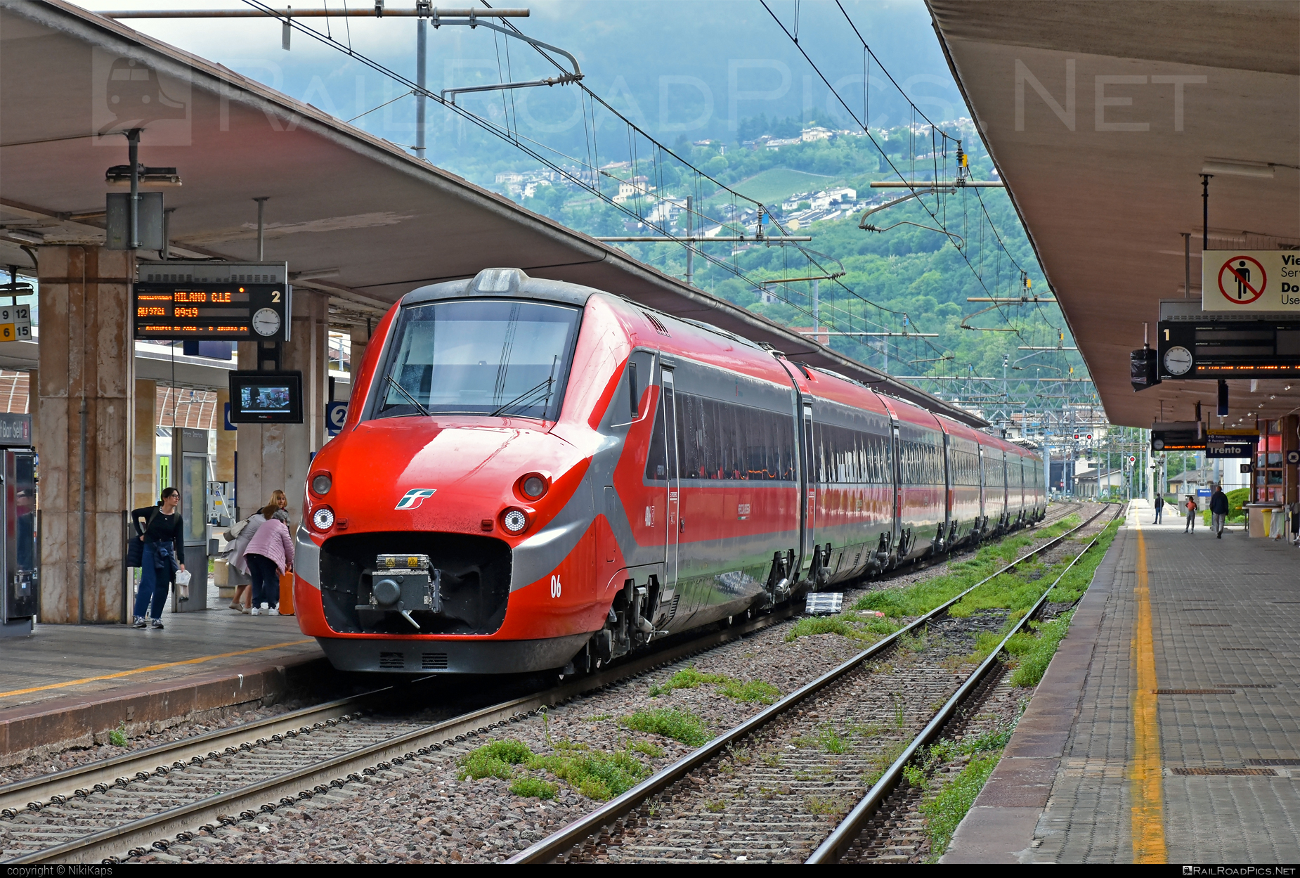 AnsaldoBreda ETR.700 - 4806 operated by Trenitalia S.p.A. #ansaldoBreda #ansaldoBredaEtr700 #etr700 #ferroviedellostato #frecciarossa #fs #fsitaliane #lefrecce #trenitalia #trenitaliaspa
