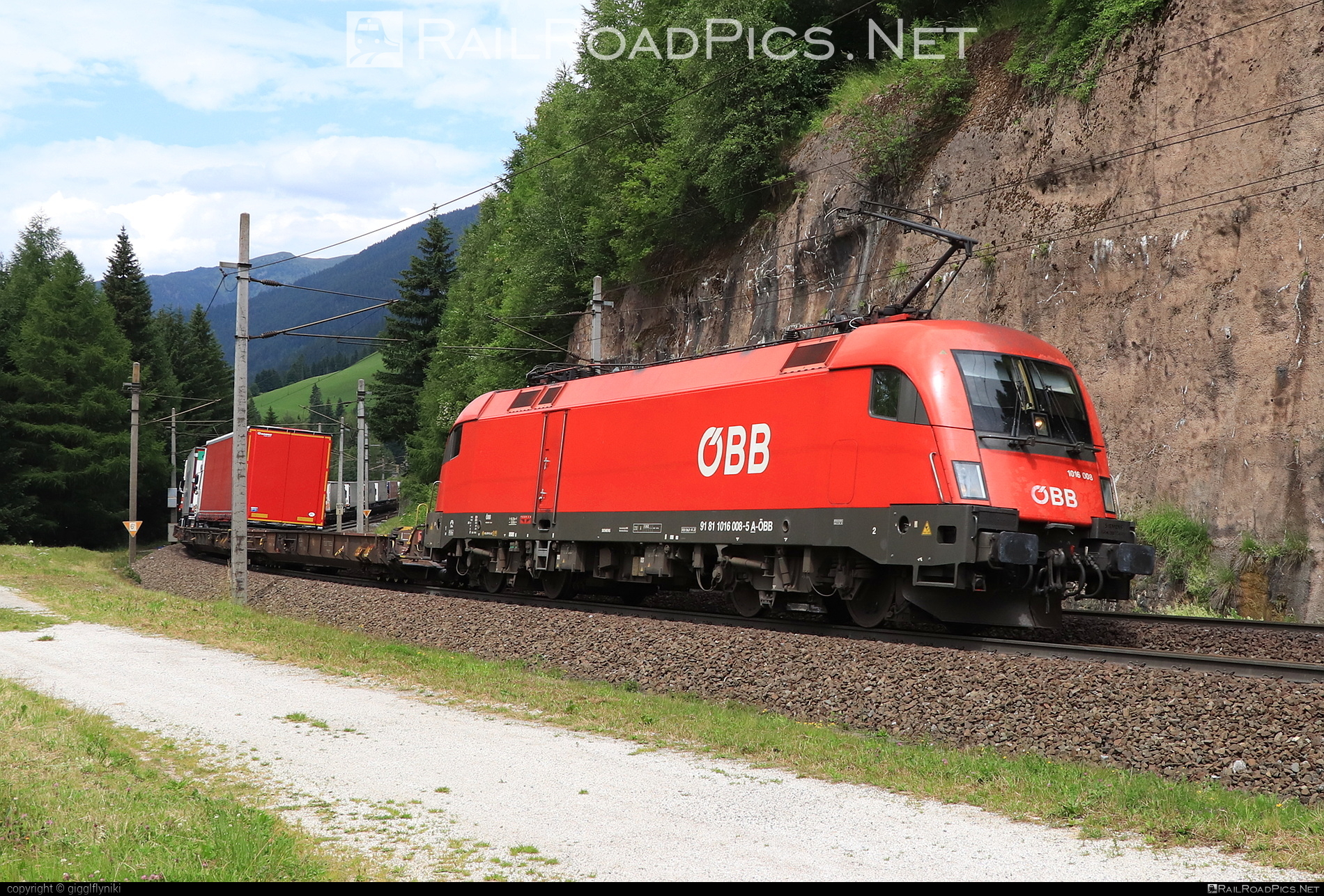 Siemens ES 64 U2 - 1016 008 operated by Rail Cargo Austria AG #es64 #es64u2 #eurosprinter #flatwagon #obb #osterreichischebundesbahnen #rcw #siemens #siemensEs64 #siemensEs64u2 #siemenstaurus #taurus #tauruslocomotive #truck