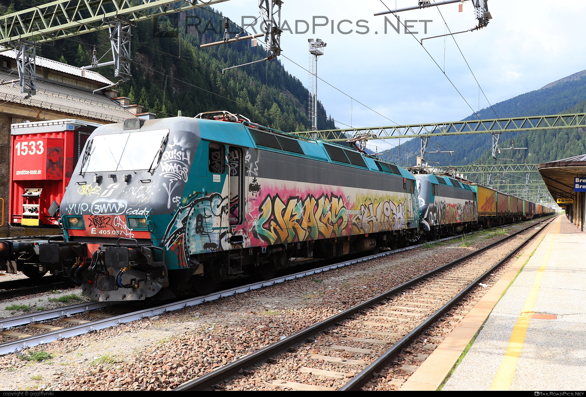 Bombardier Class E.405 - E405.037 operated by Mercitalia Rail S.r.l. #bombardier #bombardierE405 #ferroviedellostato #flatwagon #fs #fsClassE405 #fsitaliane #graffiti #mercitalia #nothegger #semitrailer