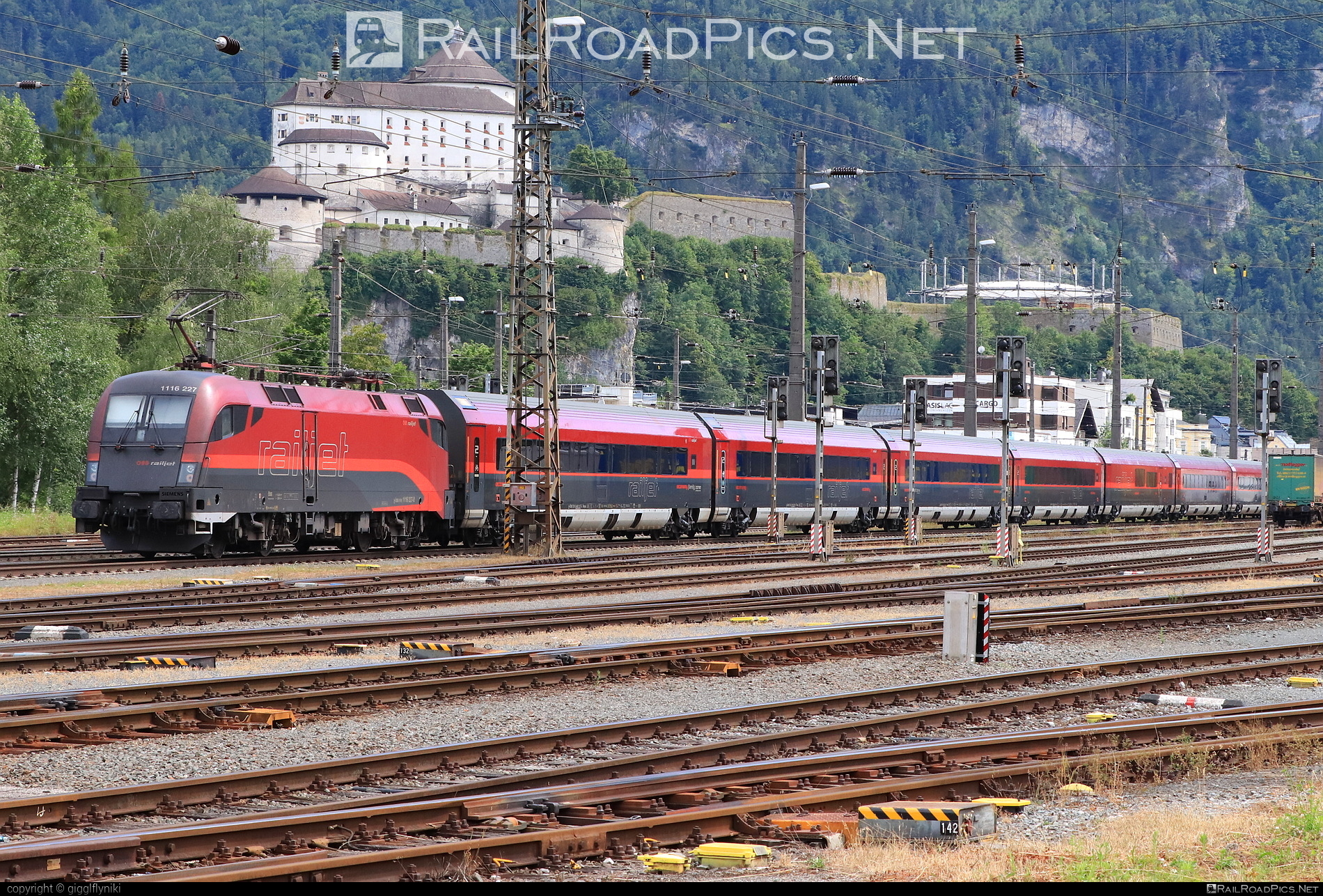 Siemens ES 64 U2 - 1116 227 operated by Österreichische Bundesbahnen #es64 #es64u2 #eurosprinter #obb #obbrailjet #osterreichischebundesbahnen #railjet #siemens #siemensEs64 #siemensEs64u2 #siemenstaurus #taurus #tauruslocomotive