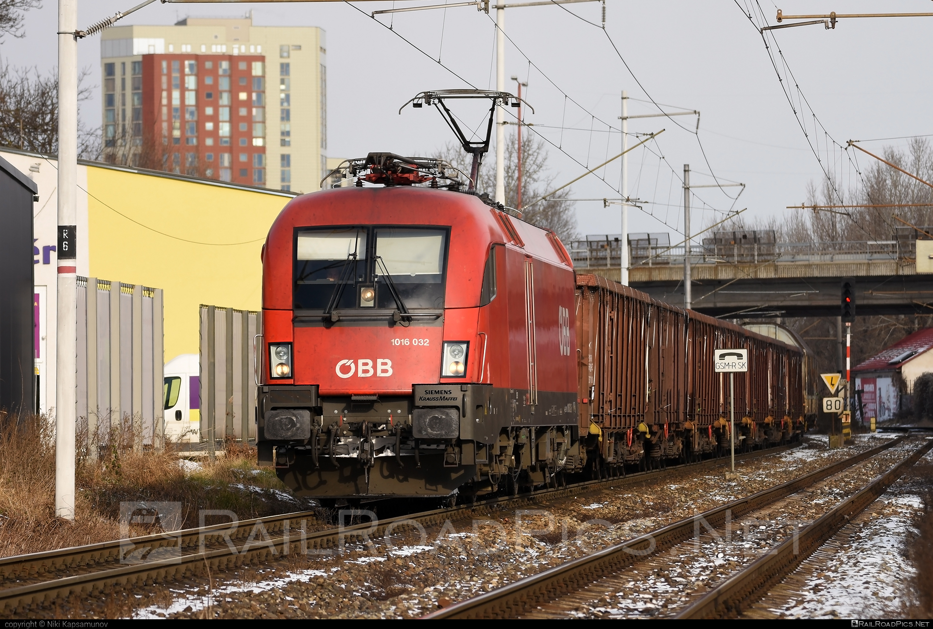 Siemens ES 64 U2 - 1016 032 operated by Rail Cargo Austria AG #es64 #es64u2 #eurosprinter #obb #openwagon #osterreichischebundesbahnen #rcw #siemens #siemenses64 #siemenses64u2 #siemenstaurus #taurus #tauruslocomotive