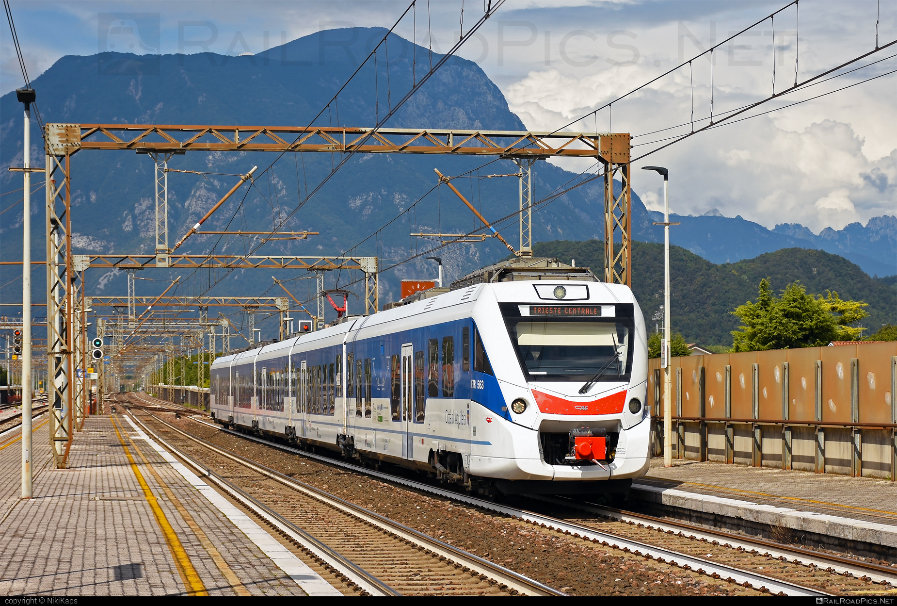 CAF Civity - 563 004-2 operated by Trenitalia S.p.A. #ConstruccionesYAuxiliarDeFerrocarriles #caf #cafCivity #civity #ferroviedellostato #fs #fsitaliane #trenitalia #trenitaliaspa
