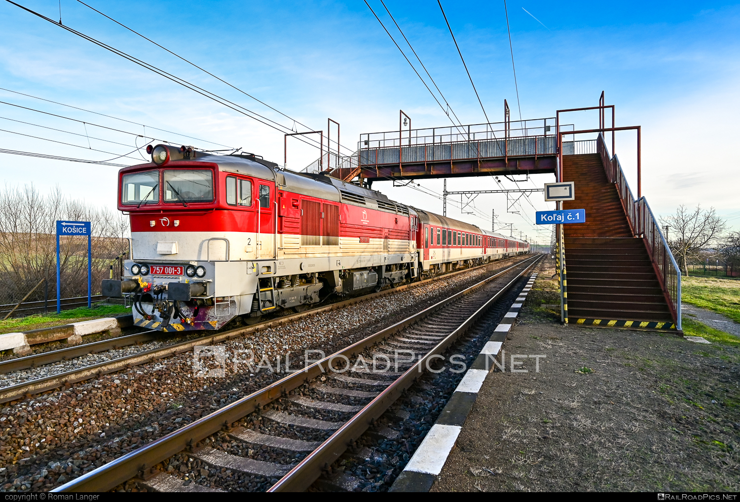 ŽOS Zvolen Class 757 - 757 001-3 operated by Železničná Spoločnost' Slovensko, a.s. #ZeleznicnaSpolocnostSlovensko #brejlovec #locomotiveclass757 #okuliarnik #zoszvolen #zssk