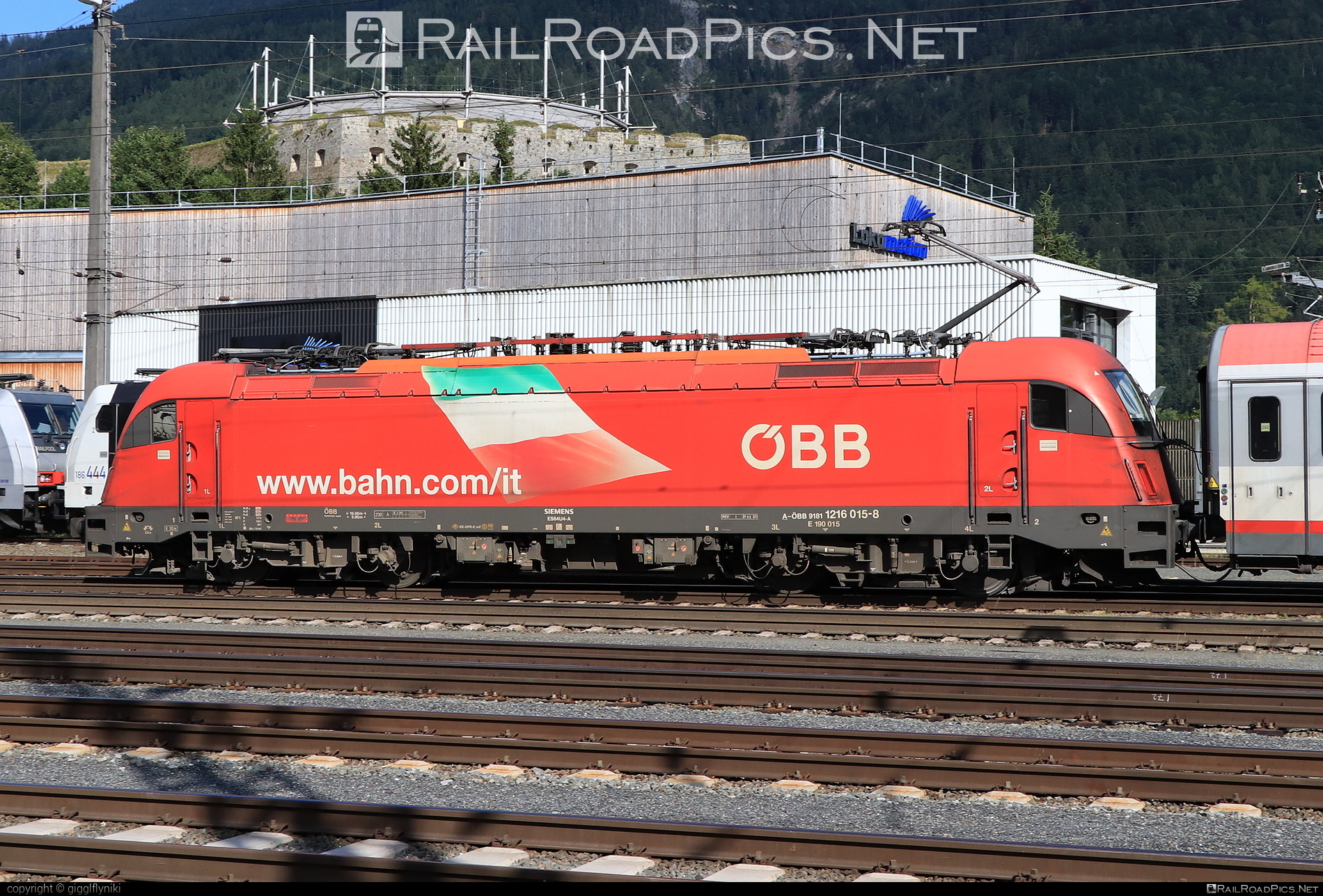 Siemens ES 64 U4 - 1216 015 operated by Österreichische Bundesbahnen #es64 #es64u4 #eurosprinter #obb #osterreichischebundesbahnen #siemens #siemensEs64 #siemensEs64u4 #siemenstaurus #taurus #tauruslocomotive