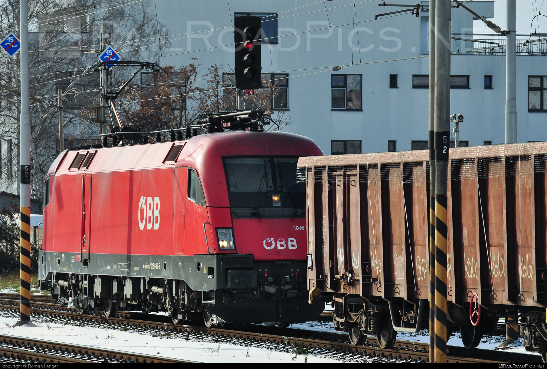 Siemens ES 64 U2 - 1016 032 operated by Rail Cargo Austria AG #es64 #es64u2 #eurosprinter #obb #openwagon #osterreichischebundesbahnen #rcw #siemens #siemenses64 #siemenses64u2 #siemenstaurus #taurus #tauruslocomotive