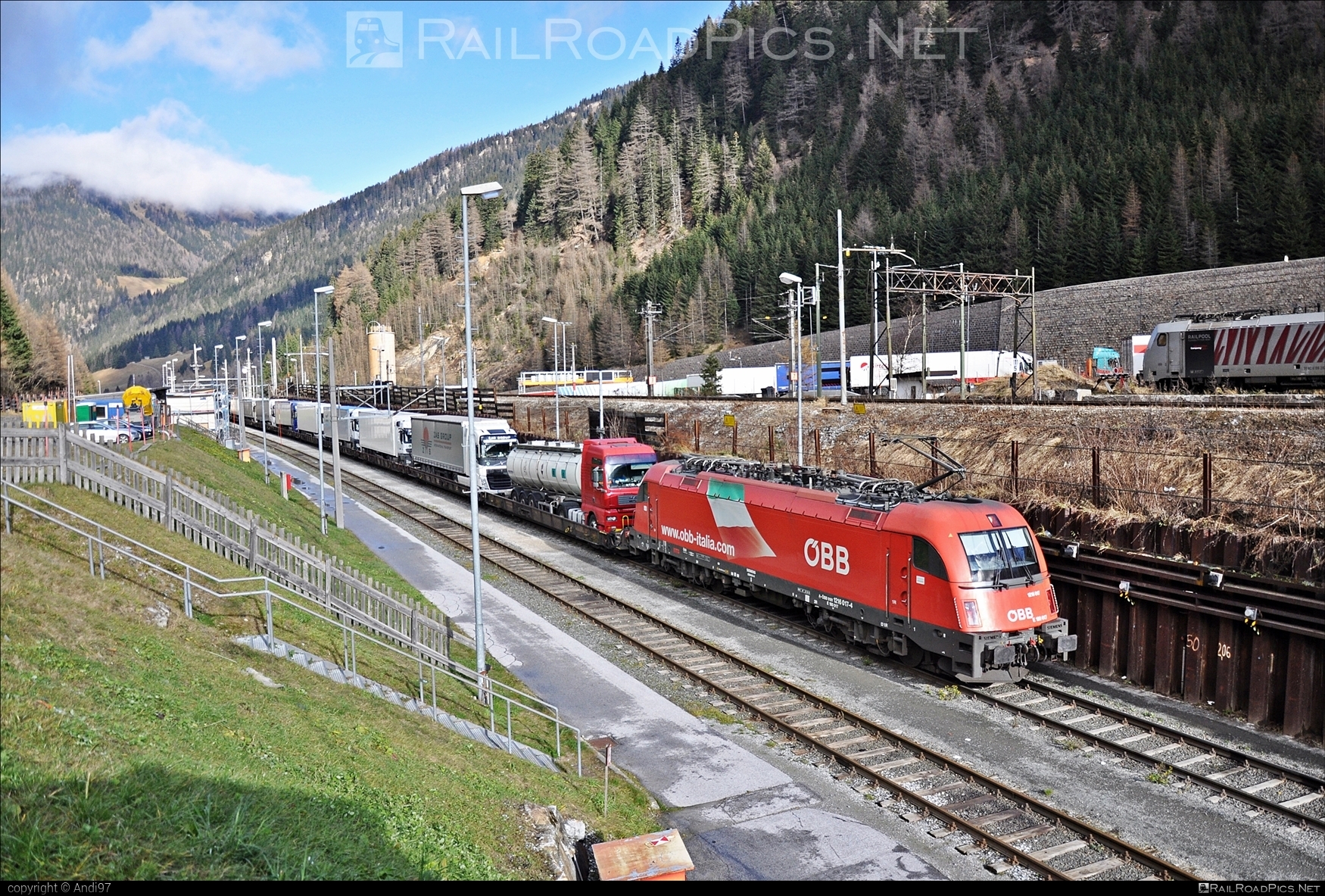 Siemens ES 64 U4 - 1216 017 operated by Rail Cargo Austria AG #es64 #es64u4 #eurosprinter #flatwagon #obb #osterreichischebundesbahnen #rcw #siemens #siemensEs64 #siemensEs64u4 #siemenstaurus #taurus #tauruslocomotive #truck