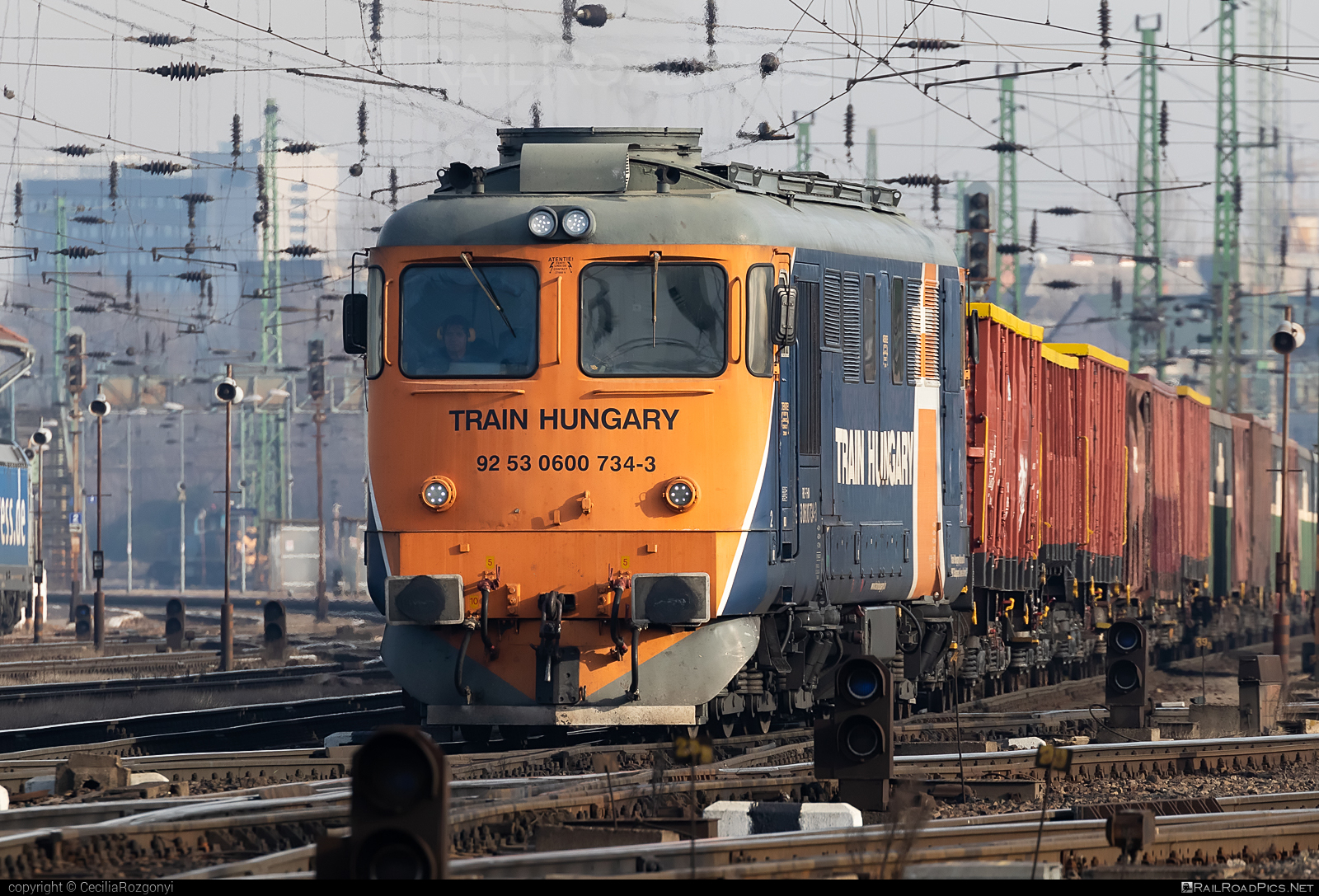 Electroputere 060-DA - 600 734-3 operated by Train Hungary Magánvasút Kft #TrainHungaryMaganvasut #TrainHungaryMaganvasutKft #cfr60 #cfrclass60 #electroputere #electroputereClass60 #electroputerecraiova #openwagon