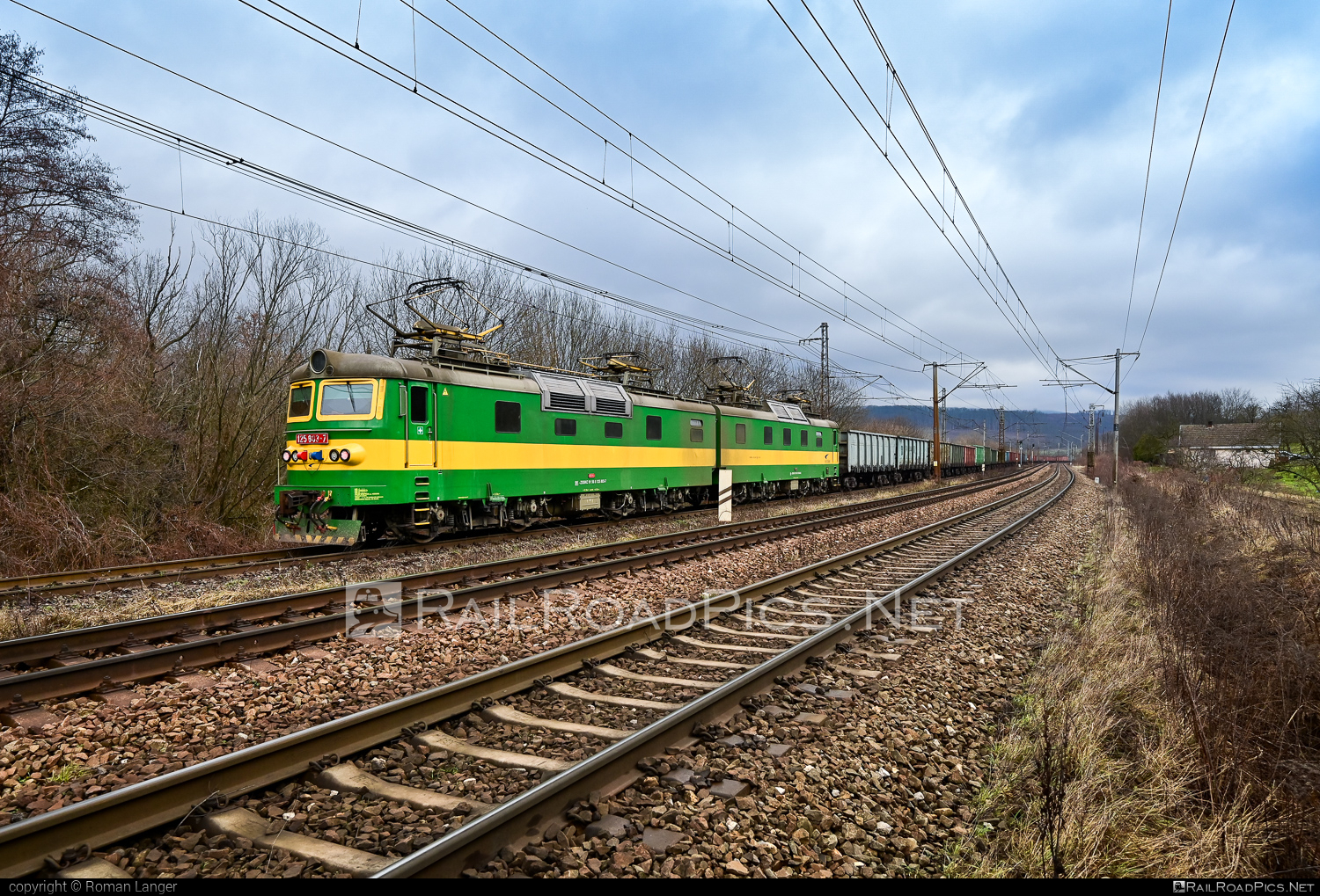 Škoda 67E - 125 803-7 operated by Železničná Spoločnost' Cargo Slovakia a.s. #CSDe4695 #ZeleznicnaSpolocnostCargoSlovakia #locomotive1258 #openwagon #skoda #skoda67e #staredvojca #staredvojce #zsskcargo