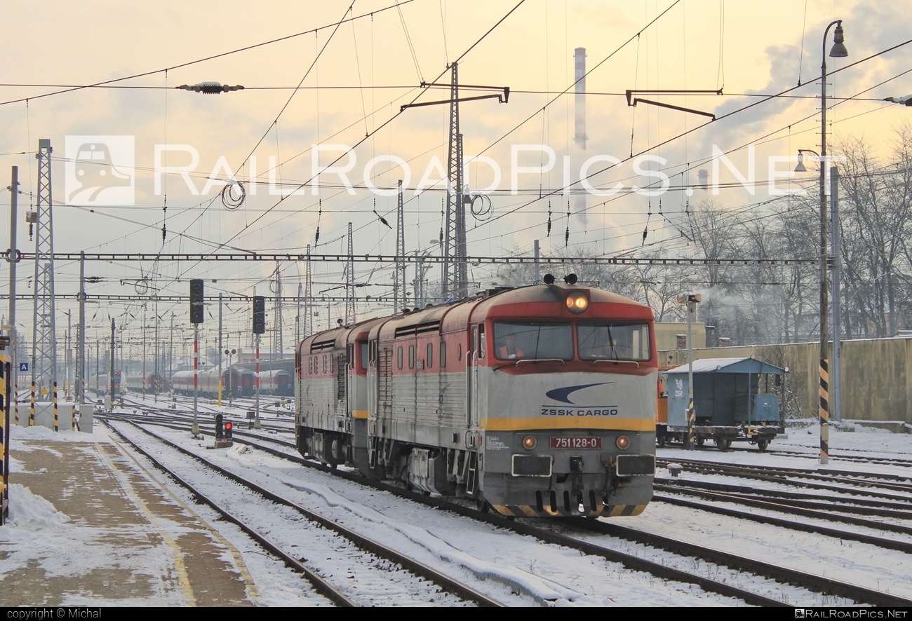 ČKD T 478.1 (751) - 751 128-0 operated by Železničná Spoločnost' Cargo Slovakia a.s. #ZeleznicnaSpolocnostCargoSlovakia #bardotka #ckd #ckd4781 #ckd751 #ckdt4781 #zamracena #zsskcargo