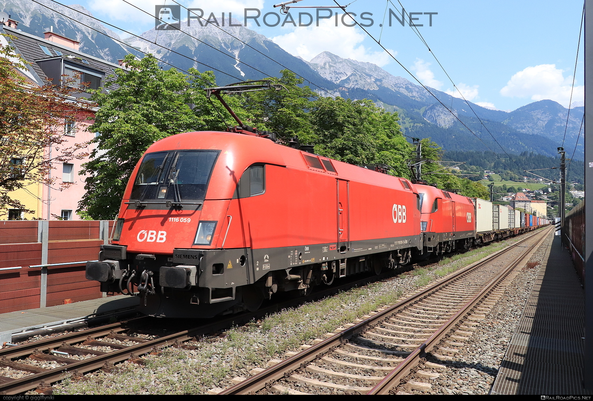 Siemens ES 64 U2 - 1116 059 operated by Rail Cargo Austria AG #container #es64 #es64u2 #eurosprinter #flatwagon #obb #osterreichischebundesbahnen #rcw #siemens #siemensEs64 #siemensEs64u2 #siemenstaurus #taurus #tauruslocomotive