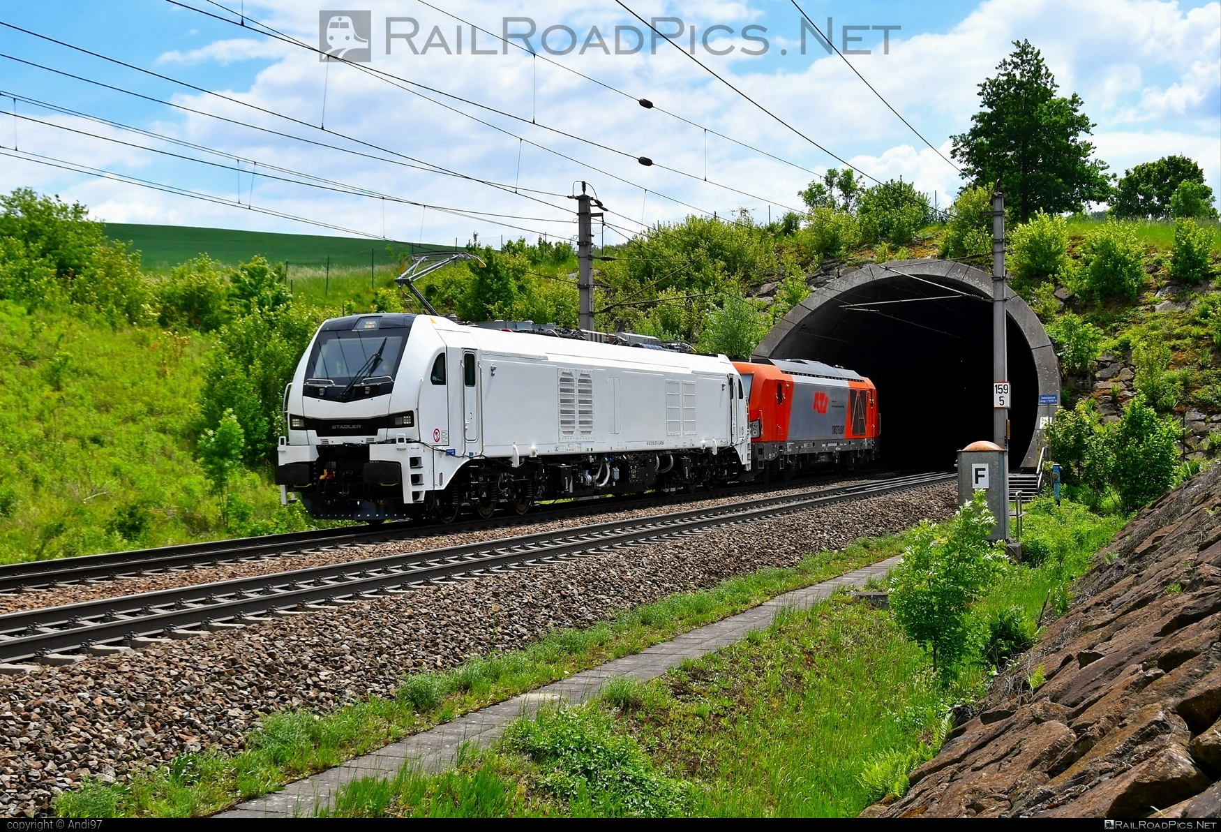 Stadler EURODUAL - 159 207 operated by RCM Rail Care and Management GmbH #eurodual #rcm #rcmRailCareAnd­Management #rcmRailCareAnd­ManagementGmbH #stadler #stadlereurodual #stadlerrail #stadlerrailag #tunnel