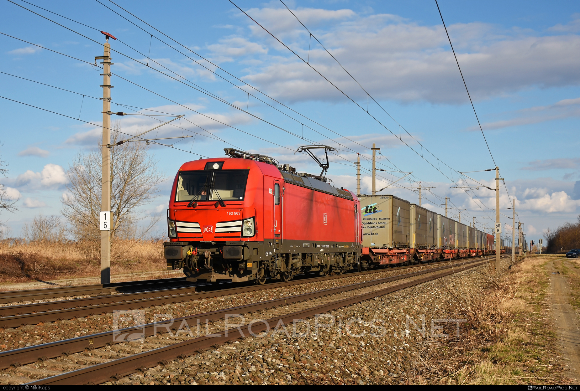 Siemens Vectron MS - 193 563 operated by DB Cargo AG #db #dbcargo #dbcargoag #deutschebahn #flatwagon #lit #semitrailer #siemens #siemensVectron #siemensVectronMS #vectron #vectronMS