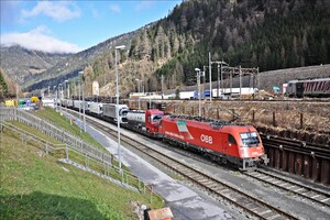 Siemens ES 64 U4 - 1216 017 operated by Rail Cargo Austria AG
