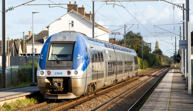 Roco 44634 1st/2nd Class Passenger Coach of the SNCF - Hattons
